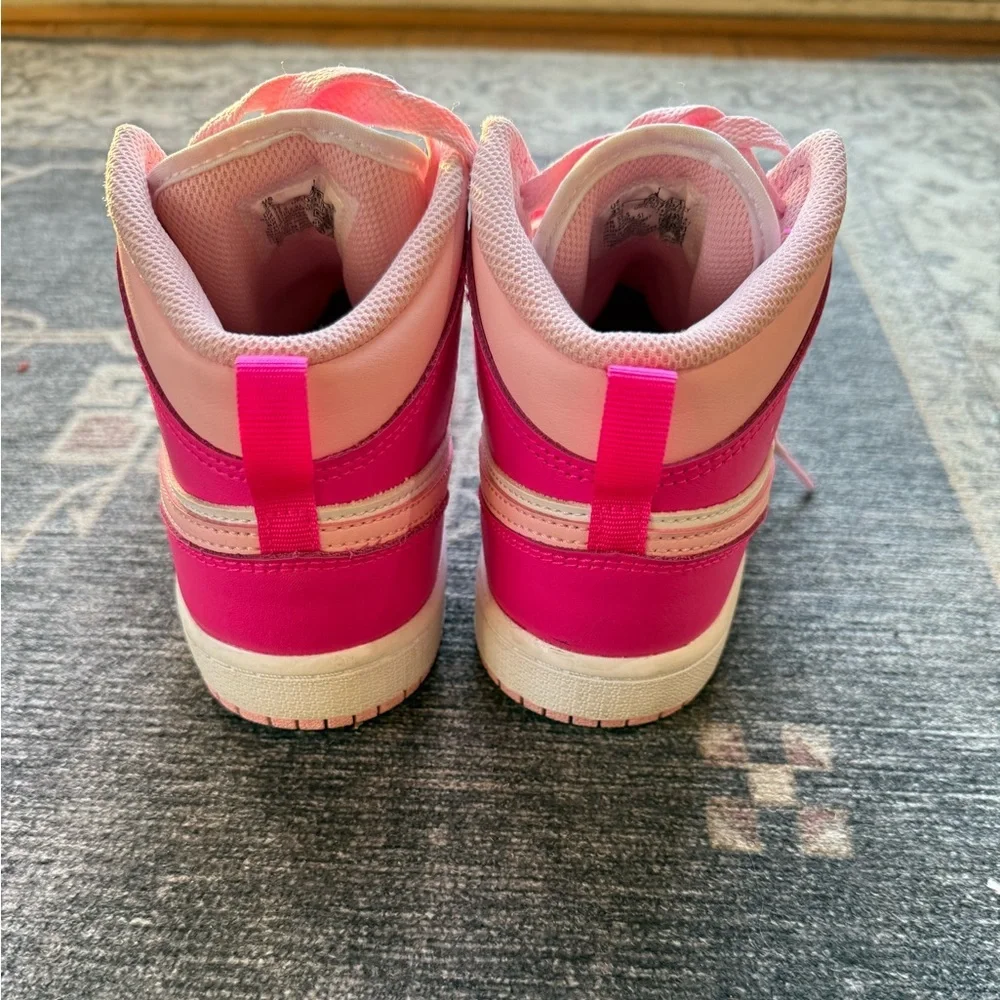 NIKE AIR‎ JORDAN 1 MID FIERCE PINK